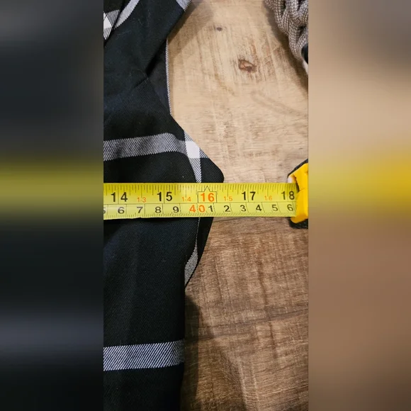 Le Chateau Beautiful Dress - Picture 3 of 4